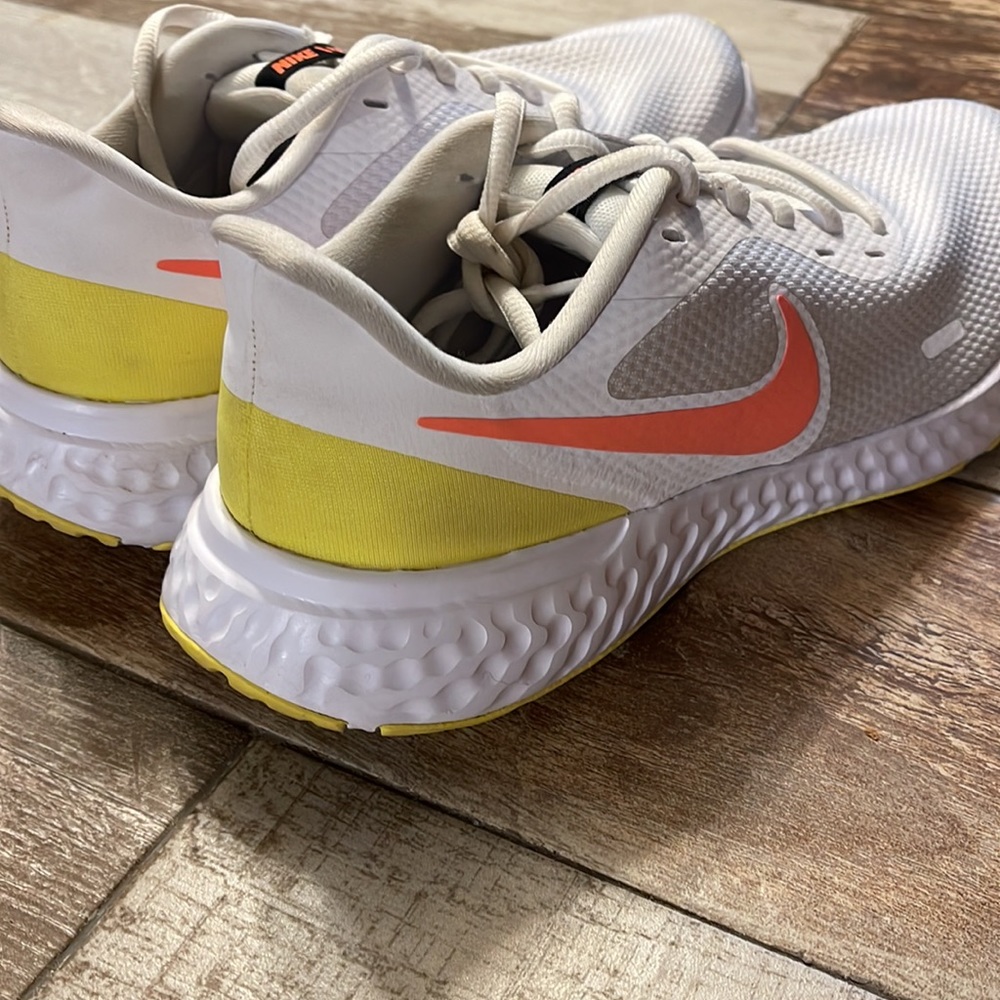 Women’s Nike Revolution tennis shoes - Picture 3 of 6